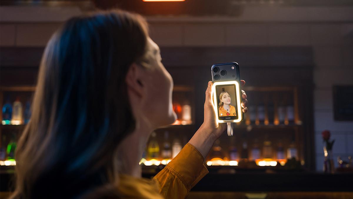 Insta360 Snap Selfie Screen With Light: Aksesori Baru yang Bikin Selfie & Vlog Kamu Pakai Kamera Belakang, Hasilnya Langsung Pro!